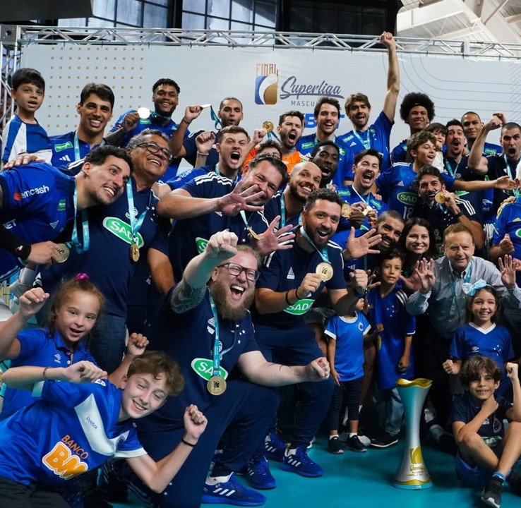 SUPERLIGA MASCULINA DE VÔLEI. FINAL. JOGO ÚNICO. PARTIDA ÚNICA. EM SÃO JOSÉ DOS CAMPOS-SP. SADA CRUZEIRO-MG. CAMPEÃO. OCTACAMPEÃO. TEMPORADAS. 2011/2012. 2013/2014. 2014/2015. 2015/2016. 2016/2017. 2017/2018. 2021/2022. 2022/2023. MINAS-MG. VICE-CAMPEÃO.
