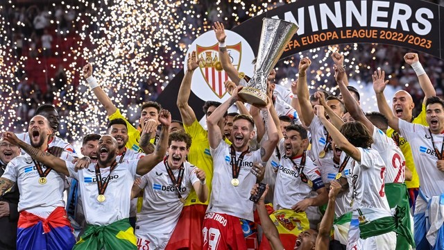 LIGA EUROPA. TEMPORADA 2022, 2023. FINAL. JOGO ÚNICO. PARTIDA ÚNICA. SEVILLA. ESPANHA. CAMPEÃO. HEPTACAMPEÃO. 2005/2006. 2005/2007. 2013/2014. 2014/2015. 2015/2016.2019/2020. 2022/2023. ROMA. ITÁLIA. VICE-CAMPEÃO.