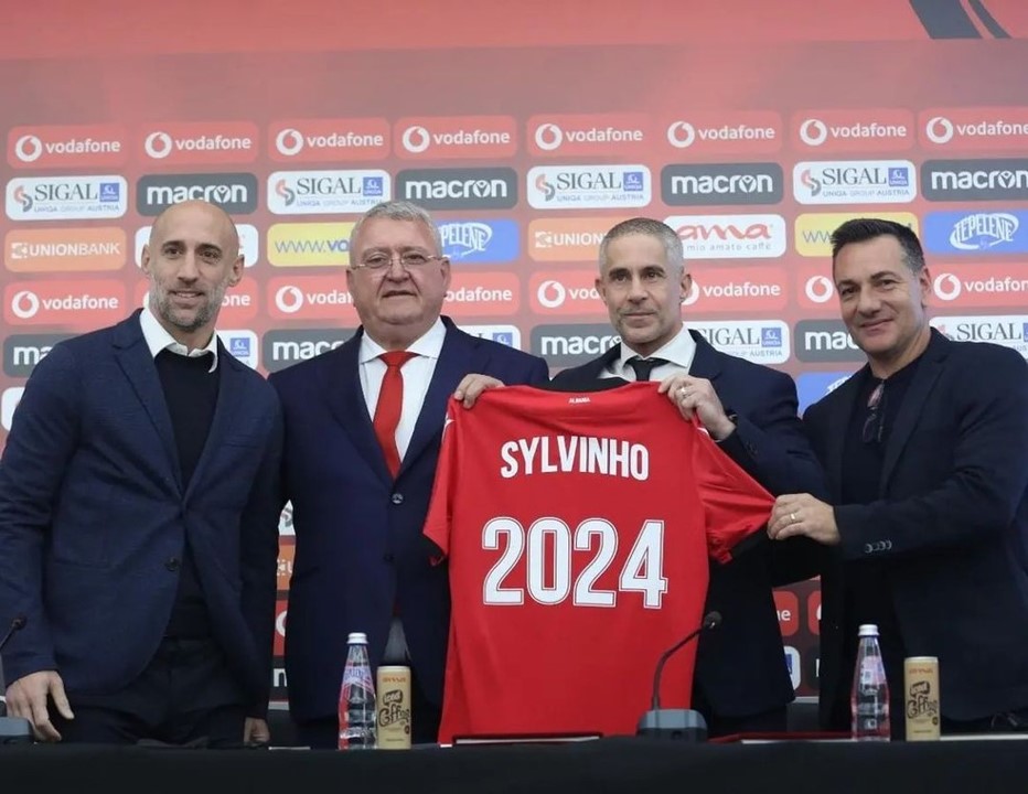 SYLVINHO. SELEÇÃO DA ALBÂNIA.