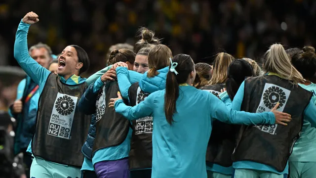 COPA DO MUNDO DE FUTEBOL FEMININO DE 2023. PRIEMIRA FASE. FASE DE GRUPOS. GRUPO B. AUSTRÁLIA. PRIMEIRA COLOCADA. 6 PONTOS. CLASSIFICADA. NIGÉRIA. SEGUNDA COLOCADA. CLASSIFICADA. 5 PONTOS. CANADÁ. TERCEIRA COLOCADA. 4 PONTOS. ELIMINADA. IRLANDA. QUARTA COLOCADA. ELIMINADA. 1 PONTO.