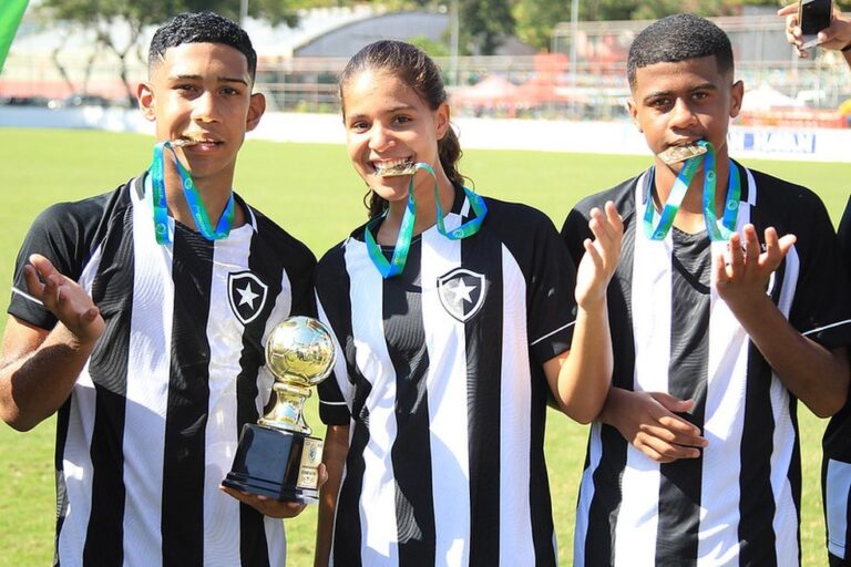 GIOVANNA WAKSMAN. BOTAFOGO-RJ. BRASIL. FOOTBALL CLUB FLORIDA. ESTADOS UNIDOS. 14 ANOS. SELEÇÃO BRASILEIRA SUB-20.
