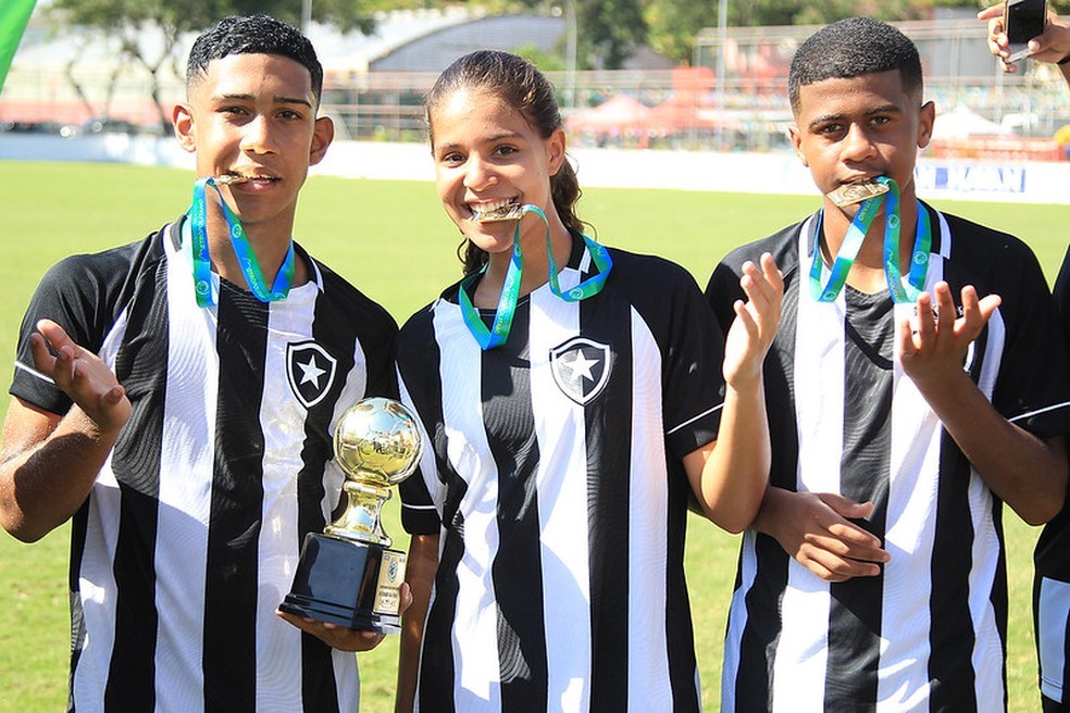 GIOVANNA WAKSMAN. BOTAFOGO-RJ. BRASIL. FOOTBALL CLUB FLORIDA. ESTADOS UNIDOS. 14 ANOS. SELEÇÃO BRASILEIRA SUB-20.