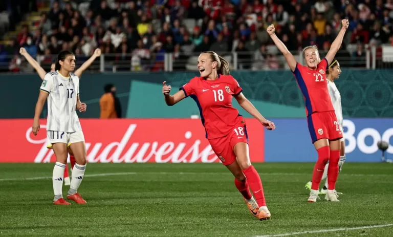 COPA DO MUNDO DE FUTEBOL FEMININO DE 2023. PRIMEIRA FASE. FASE DE GRUPOS. TERCEIRA RODADA. GRUPO A. SUÍÇA. PRIMEIRA COLOCADA. CLASSIFICADA. 5 PONTOS. NORUEGA. SEGUNDA COLOCADA. CLASSIFICADA. 4 PONTOS. 1 VITÓRIA. +5 GOLS DE SALDO. NOVA ZELÂNDIA. TERCEIRA COLOCADA. ELIMINADA. 4 PONTOS. 1 VITÓRIA. 0 GOL DE SALDO. FILIPINAS. QUARTA COLOCADA. ELIMINADA. 3 PONTOS.