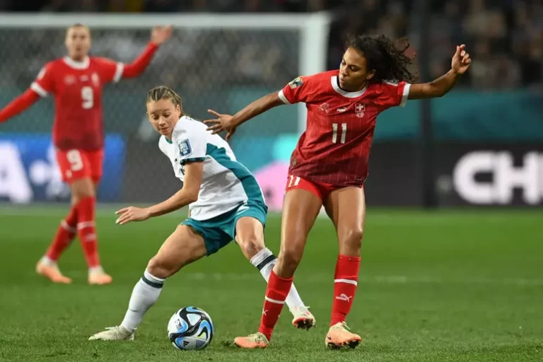 COPA DO MUNDO DE FUTEBOL FEMININO DE 2023. PRIMEIRA FASE. FASE DE GRUPOS. TERCEIRA RODADA. GRUPO A. SUÍÇA. PRIMEIRA COLOCADA. CLASSIFICADA. 5 PONTOS. NORUEGA. SEGUNDA COLOCADA. CLASSIFICADA. 4 PONTOS. 1 VITÓRIA. +5 GOLS DE SALDO. NOVA ZELÂNDIA. TERCEIRA COLOCADA. ELIMINADA. 4 PONTOS. 1 VITÓRIA. 0 GOL DE SALDO. FILIPINAS. QUARTA COLOCADA. ELIMINADA. 3 PONTOS.