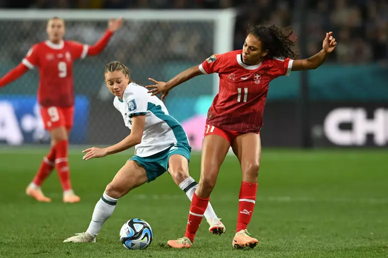 COPA DO MUNDO DE FUTEBOL FEMININO DE 2023. PRIMEIRA FASE. FASE DE GRUPOS. TERCEIRA RODADA. GRUPO A. SUÍÇA. PRIMEIRA COLOCADA. CLASSIFICADA. 5 PONTOS. NORUEGA. SEGUNDA COLOCADA. CLASSIFICADA. 4 PONTOS. 1 VITÓRIA. +5 GOLS DE SALDO. NOVA ZELÂNDIA. TERCEIRA COLOCADA. ELIMINADA. 4 PONTOS. 1 VITÓRIA. 0 GOL DE SALDO. FILIPINAS. QUARTA COLOCADA. ELIMINADA. 3 PONTOS.