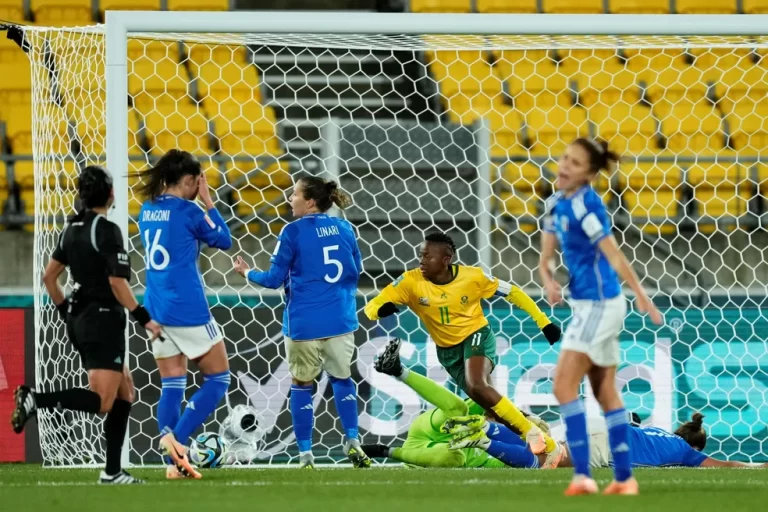 COPA DO MUNDO DE FUTEBOL FEMININO DE 2023. PRIMEIRA FASE. ETRCEIRA RODADA. GRUPO G. SUÉCIA. PRIEMIRA COLOCADA. 9 PONTOS. CLASSIFICADA. ÁFRICA DO SUL. SEGUNDA COLOCADA. 4 PONTOS. CLASSIFICADA. ITÁLIA. TERCEIRA COLOCADA. 3 PONTOS. ELIMINADA. ARGENTINA. QUARTA COLOCADA. PONTO. ELIMINADA.