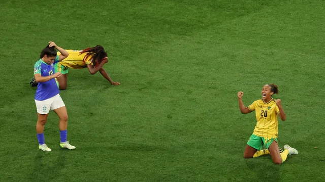 COPA DO MUNDO DE FUTEBOL FEMININO DE 2023. PRIMEIRA FASE. TERCEIRA RODADA. GRUPO F. FRANÇA. PRIMEIRA COLOCADA. CLASSIFICADA. 7 PONTOS. JAMAICA. SEGUNDA COLOCADA. 5 PONTOS. CLASSIFICADA. BRASIL. TERCEIRO COLOCADO. 4 PONTOS. ELIMINADO. PANAMÁ. QUARTO COLOCADO. 0 PONTO. ELIMINADO.