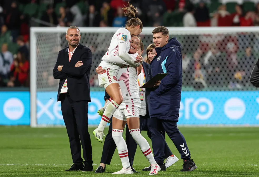 COPA DO MUNDO DE FUTEBOL FEMININO DE 2023. PRIMEIRA FASE. FASE DE GRUPOS. GRUPO D. TERCEIRA RODADA. INGLATERRA. PRIMEIRA COLOCADA. 9 PONTOS. CLASSIFICADA. DINAMARCA. SEGUNDA COLOCADA. 6 PONTOS. CLASSIFICADA. CHINA. TERCEIRA COLOCADA. 3 PONTOS. ELIMINADA. HAITI. QUARTA COLOCADA. 0 PONTO. ELIMINADA.