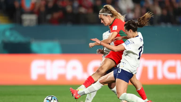 COPA DO MUNDO DE FUTEBOL FEMININO DE 2023. PRIMEIRA FASE. FASE DE GRUPOS. TERCEIRA RODADA. GRUPO E. HOLANDA. PRIMEIRA COLOCADA. CLASSIFICADA. 7 PONTOS. ESTADOS UNIDOS. SEGUNDA COLOCADA. CLASSIFICADA. 5 PONTOS. PORTUGAL. TERCEIRA COLOCADA. 4 PONTOS. ELIMINADA. VIETNÃ. QUARTA COLOCADA. ELIMINADA. 0 PONTO.