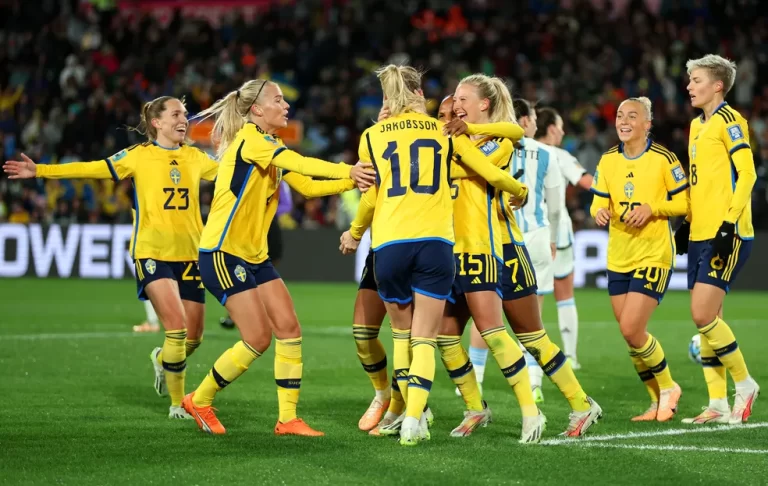 COPA DO MUNDO DE FUTEBOL FEMININO DE 2023. PRIMEIRA FASE. ETRCEIRA RODADA. GRUPO G. SUÉCIA. PRIEMIRA COLOCADA. 9 PONTOS. CLASSIFICADA. ÁFRICA DO SUL. SEGUNDA COLOCADA. 4 PONTOS. CLASSIFICADA. ITÁLIA. TERCEIRA COLOCADA. 3 PONTOS. ELIMINADA. ARGENTINA. QUARTA COLOCADA. PONTO. ELIMINADA.