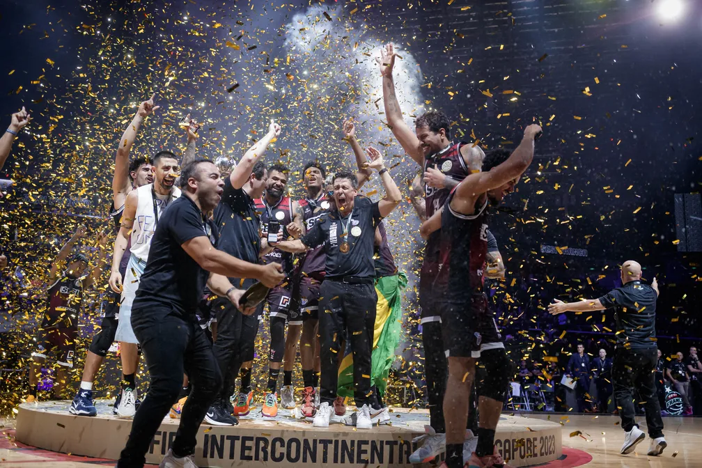 COPA INTERCONINETAL DE BASQUETE. FRANCA. CAMPEÃO. BONN. ALEMANHA. VICE-CAMPEÃO.