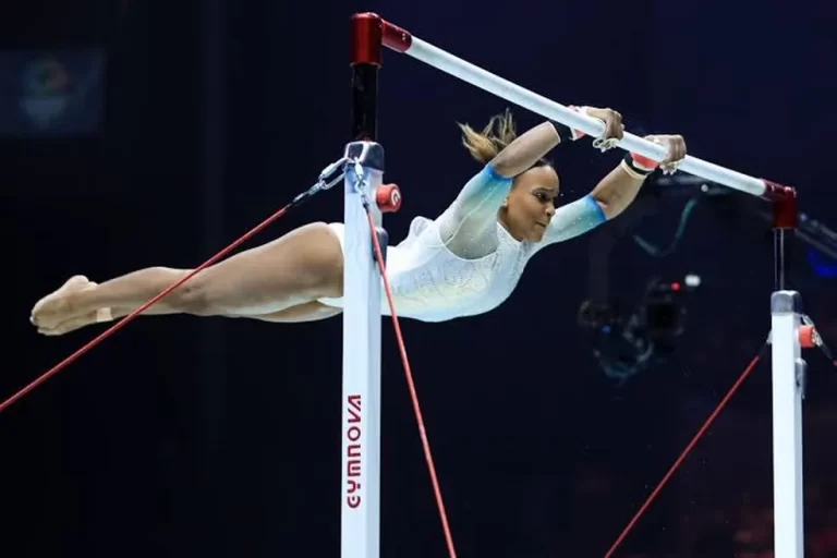 COPA DO MUNDO DE GINÁSTICA. BARRAS. PARIS. FRANÇA. REBECA ANDRADE. MEDALHA DE PRATA.