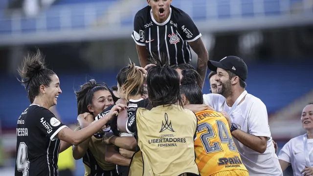 TAÇA LIBERTADORES DA AMÉRICA DE FUTEBOL FEMININO DE 2023. PRIEMIRA FASE. TERCEIRA RODADA. GRUPO C. CORINTHIANS-SP. BRASIL. PRIMEIRO COLOCADO. 9 PONTOS. CLASSIFICADO. COLO-COLO. CHILE. SEGUNDO COLOCADO. 6 PONTOS. CLASSIFICADO. LIBERTAD LIMPEÑO. PARAGUAI. TERCERIO COLOCADO. 3 PONTOS. ELIMINADO. ALWAYS READY. BOLÍVIA. QUARTO COLOCADO. 0 PONTO. ELIMINADO.