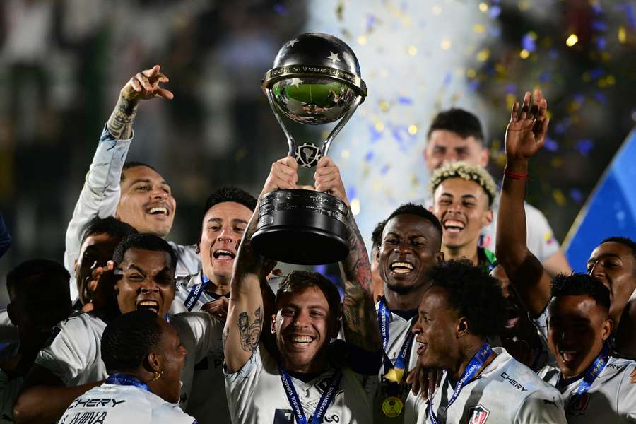 COPA SUL-AMERICANA DE 2023. FINAL. JOGO ÚNICO. PARTIDA ÚNICA. LDU. LIGA DEPORTIVA UNIVERSITÁRIA DE QUITO. EQUADOR. BICAMPEÃ. 2009. 2023. FORTALEZA-CE. BRASIL. VICE-CAMPEÃO.