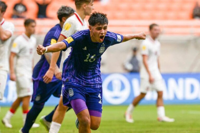 COPA DO MUNDO DE FUTEBOL SUB-17 DE 2023. PRIMEIRA FASE. FASE DE GRUPOS. ARGENTINA. PRIMEIRO LUGAR. 6 PONTOS. 2 VITÓRIAS. +5 GOLS DE SALDO. CLASSIFICADO. SENEGAL. SEGUNDO LUGAR. 6 PONTOS. CLASSIFICADO. 6 PONTOS. +2 GOLS DE SALDO. JAPÃO. TERCEIRO LUGAR. CLASSIFICADO. 6 PONTOS. +1 GOL DE SALDO. POLÔNA. QUARTO LUGAR. ELIMINADO. 0 PONTO.