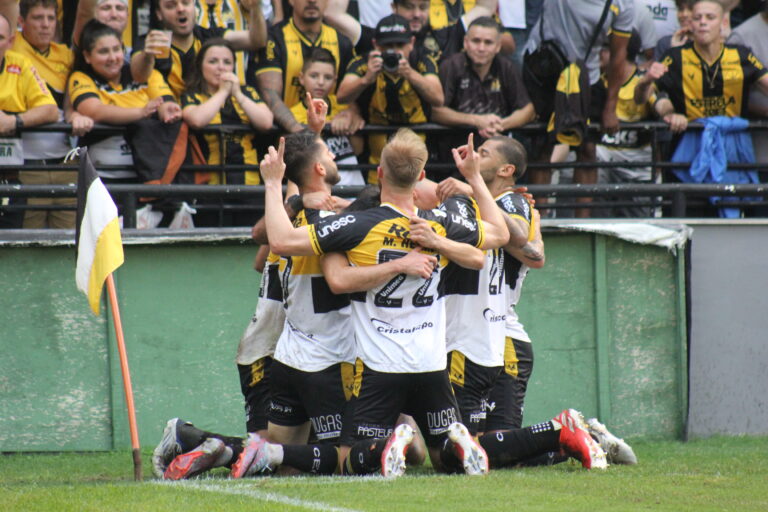 CAMPEONATO BRASILEIRO DA SÉRIE B DE 2023. PRIMEIRA FASE. TRIGÉSIMA SÉTIMA RODADA. CRICIÚMA-SC. ACESSO PARA O CAMPEONATO BRASILEIRO DA SÉRIE A EM 2024. BOTAFOGO-SP.