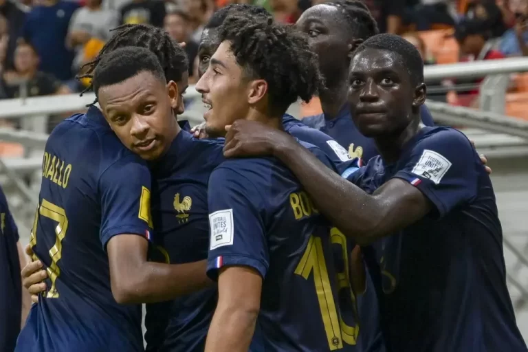 COPA DO MUNDO DE FUTEBOL SUB-17 DE 2023. INDONÉSIA. FASE DE GRUPOS. PRIMEIRA FASE. TERCEIRA RODADA. GRUPO E. FRANÇA. PRIMEIRA COLOCADA. CLASSIFICADA. 9 PONTOS. ESTADOS UNIDOS. SEGUNDO COLOCADO. 6 PONTOS. CLASSIFICADO. BURKINA FASO. TERCEIRO COLOCADO. 3 PONTOS. ELIMINADO. COREIA DO SUL. QUARTO COLOCADO. ELIMINADO. 0 PONTO.