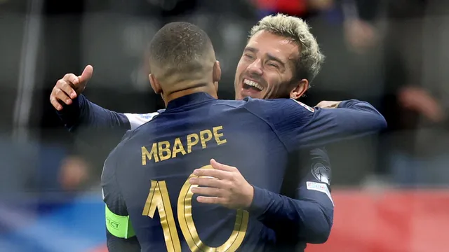 Mbappé e Griezmann comemoram os gols da goleada da França por 14 a 0 em Gibraltar. (Foto: Claudia Greco/Reuters)