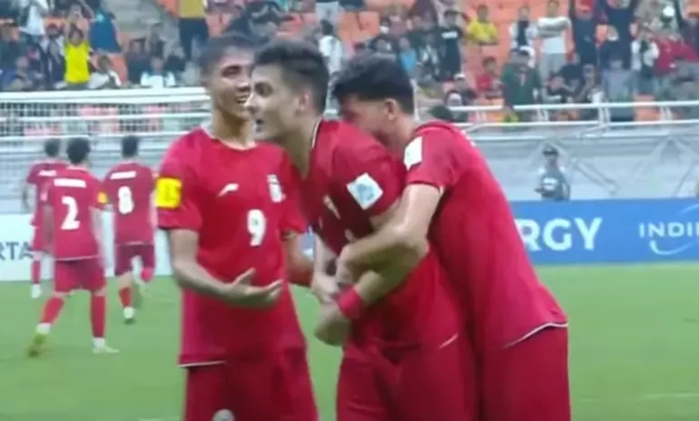 COPA DO MUNDO DE FUTEBOL SUB-17 DE 2023. PRIMEIRA FASE. FASE DE GRUPOS. GRUPO C. INGLATERRA. PRIMEIRO LUGAR. CLASSIFICADO. 6 PONTOS. 2 VITÓRIAS. +10 GOLS DE SALDO. BRASIL. SEGUNDO LUGAR. CLASSIFICADO. 6 PONTOS. 2 VITPORIAS. +9 GOLS DE SALDO. IRÃ. TERCEIRO LUGAR. CLASSIFICADO. 6 PONTOS. +5 GOLS DE SALDO. NOVA CALEDÔNIA. QUARTO LUGAR. 0 PONTO. ELIMINADO.