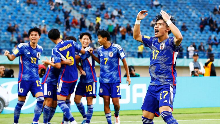 COPA DO MUNDO DE FUTEBOL SUB-17 DE 2023. PRIMEIRA FASE. FASE DE GRUPOS. TERCEIRA RODADA. GRUPO D. INGLATERRA. 6 PONTOS. PRIMEIRO LUGAR. CLASSIFICADO. 2 VITÓRIAS. +5 GOLS DE SALDO. SENEGAL. SEGUNDO LUGAR. 6 PONTOS. CLASSIFICADO. 2 VITÓRIAS. +2 GOLS DE SALDO. JAPÃO. TERCEIRO LUGAR. CLASSIFICADO. 6 PONTOS. 2 VITÓRIAS. +1 GOL DE SALDO. POLÔNIA. QUARTO LUGAR. 0 PONTO. ELIMINADO.