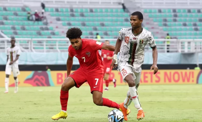 COPA DO MUNDO DE FUTEBOL SUB-17 DE 2023. PRIMEIRA FASE. TERCEIRA RODADA. GRUPO B. ESPANHA. PRIMEIRO LUGAR. CLASSIFICADO. 7 PONTOS. MALI. SEGUNDO LUGAR. CLASSIFICADO. 6 PONTOS. UZBEQUISTÃO. TERCEIRO LUGAR. 4 PONTOS. CANADÁ. QUARTO LUGAR. ELIMINADO. 0 PONTO.
