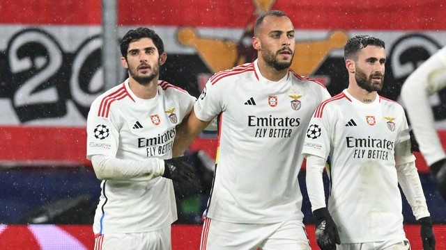 LIGA DOS CAMPEÇOES DA EUROPA. TEMPORADA 2023. 2024. CHAMPIONS LEAGUE. GRUPO D. FASE DE GRUPOS. SEXTA RODADA. BENFICA. PORTUGAL. TERCEIRO LUGAR. 4 PONTOS. CLASSIFICADO PARA LIGA EUROPA. 1 VITÓRIA. 7 GOLS PRÓ E -4 GOLS DE SALDO. RED BULL SALZBURG. ÁUSTRIA. ELIMINADO. QUARTO LUGAR. 1 VITÓRIA. 4 GOLS PRÓ E -4 GOLS DE SALDO.
