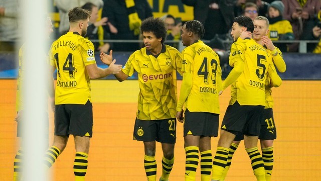 LIGA DOS CAMPEÕES DA EUROPA. CHAMPIONS LEAGUE. FASE DE GRUPOS. GRUPO F. SEXTA RODADA. BORUSSIA DORTMUND. ALEMANHA. PRIMEIRO LUGAR. 11 PONTOS. CLASSIFICADO PARA AS OITAVAS DE FINAL DA LIGA DOS CAMPEÕES DA EUROPA. PARIS SAINT-GERMAIN. SEGUNDO LUGAR. 8 PONTOS. 2 VITÓRIAS. +1 GOL DE SALDO. CLASSIFICADO PARA AS OITAVAS DE FINAL DA LIGA DOS CAMPEÕES DA EUROPA.