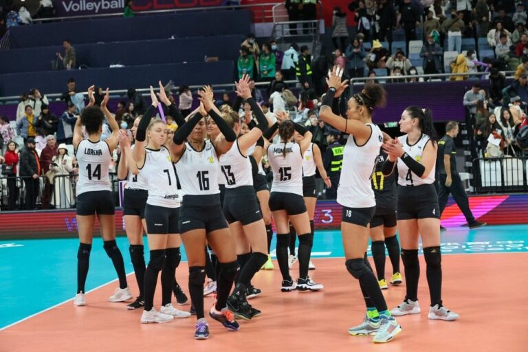 MUNDIAL DE CLUBES DE VÔLEI FEMININO DE 2023. SEMIFINAL. JOGO ÚNICO. PARTIDA ÚNICA. ECZACIBASI. TURQUIA. CLASSIFICADO. PRAIA CLUBE-MG. BRASIL. EKIMINADO.
