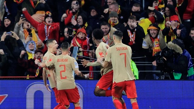 LIGA DOS CAMPEÕES DA EUROPA. CHAMPIONS LEAGUE. TEMPORADA 2023.2024. FASE DE GRUPOS. SEXTA RODADA. GRUPO B. LENS. FRANÇA. 8 PONTOS. CLASSIFICADO PARA A LIGA EUROPA. TERCEIRO LUGAR. SEVILLA. ESPANHA. QUARTO LUGAR. 2 PONTOS. ELIMINADO.