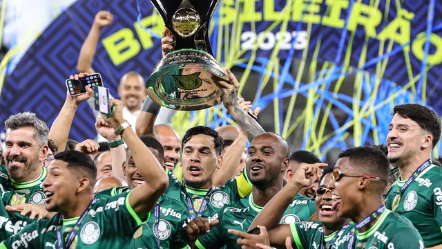 CAMPEONATO BRASILEIRO DA SÉRIE A DE 2023. PALMEIRAS-SP. CAMPEÃO. DODECACAMPEÃO. 1960. 1967(1), 1967(2). 1969. 1972. 1973. 1993. 1994. 2016. 2018,. 2022. 2023. CRUZEIRO-MG. DÉCIMO QUARTO LUGAR. CLASSIFICADO PARA COPA SUL-AMERICANA DE 2024.