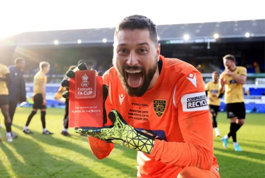 GOLEIRO BRASILEIRO LUCAS COVOLAN. SEXTA DIVISÃO DA INGLATERRA. MAIDSTONE. INGLATERRA.