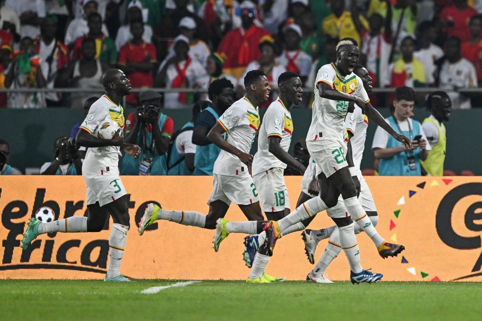COPA AFRICANA DE NAÇÕES DE 2024. PRIMEIRA FASE. FASE DE GRUPOS. GRUPO C. ERCEIRA RODADA. SENEGAL. CLASSIFICADO. 9 PONTOS. 100% DE APROVEITAMENTO. GUINÉ. PRIMEIRO LUGAR. CLASSIFICADO. TERCEIRO LUGAR. 4 PONTOS. 1 VITÓRIA. 2 GOLS PRÓ. 3 GOLS CONTRA. -1 GOL DE SALDO.