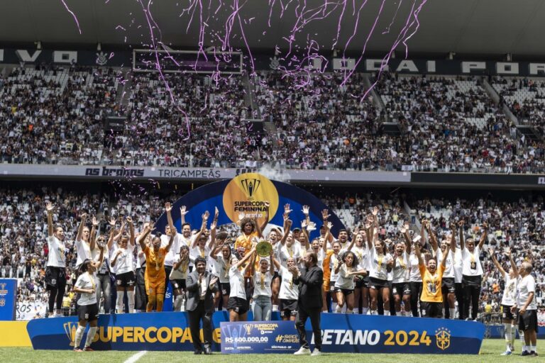 SUPERCOPA DE 2024. FINAL. JOGO ÚNICO. PARTIDA ÚNICA. CORINTHIANS-SP. CAMPEÃO. TRICAMPEÃO. 2022. 2023. 2024. CRUZEIRO-MG. VICE-CAMPEÃO.
