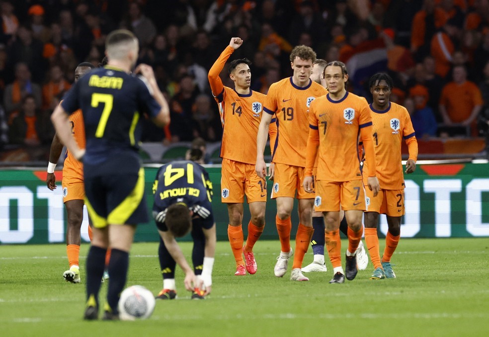 AMISTOSO INTERNACIONAL. HOLANDA. ESCÓCIA.