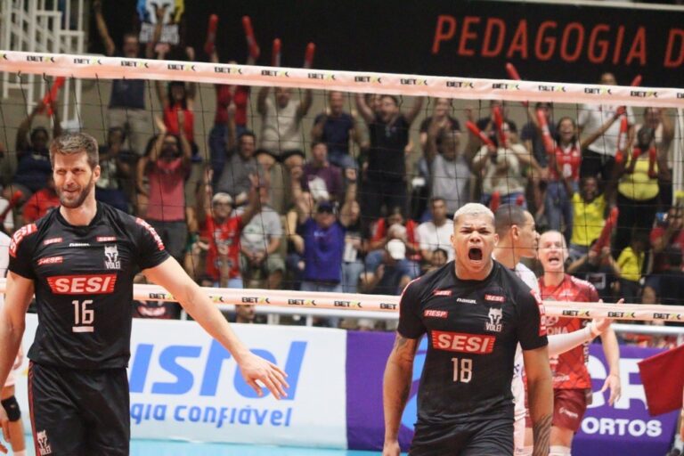 SUPERLIGA MASCULINO DE VÔLEI. TEMPORADA 2023. 2024. SEMIFINAL. TERCEIIRO JOGO. SESI-BAURU-SP. CLASSIICADO. JOINVILLE-SC. ELIMINADO.