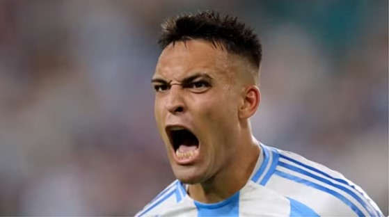 COPA AMÉRICA DE 2024. PRIMEIRA FASE. TERCEIRA RODADA. ARGENTINA. PERU. MIAMI. ESTADOS UNIDOS. CLASSIFICAÇÃO FINAL DO GRUPO A. ARGENTINA. PRIMEIRO LUGAR. 9 PONTOS. CLASSIFICADA. CANADÁ. SEGUNDO LUGAR. CLASSIFICADA. 4 PONTOS. CHILE. TERCEIRO LUGAR. ELIMINADO. 2 PONTOS. PERU. QUARTO LUGAR. ELIMINADO. 1 PONTO.