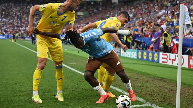 EUROCOPA DE 2024. PRIMEIRA FASE. TERCEIRA RODADA. BÉLGICA. UCRÂNIA. CLASSIFICAÇÃO FINAL DO GRUPO E. ROMÊNIA. PRIMEIRA COLOCADA. 4 PONTOS. 4 GOLS PRÓ. +1 GOL DE SALDO. CLASSIFICADA. BÉLGICA. SEGUNDA COLOCADA. 4 PONTOS. 2 GOLS PRÓ .+1 GOL DE SALDO. CLASSIFICADA. ESLOVÁQUIA. TERCEIRA COLOCADA. 4 PONTOS. 0 GOL DE SALDO. CLASSIFICADA. UCRÂNIA. QUARTA COLOCADA. 4 PONTOS. -2 GOLS DE SALDO. ELIMINADA. STUTTGART. CIDADE DA ALEMANHA.