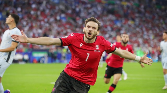 EUROCOPA DE 2024. PRIMEIRA FASE. TERCEIRA RODADA. GRUPO F. GEÓRGIA. PORTUGAL. CLASSIFICAÇÃO FINAL DO GRUPO F. PORTUGAL. PRIMEIRO COLOCADO. CLASSIFICADO. 6 PONTOS. 2 VITÓRIAS. +2 GOLS DE SALDO. TURQUIA. SEGUNDA COLOCADA. 6 PONTOS. 2 VITÓRIAS. 0, GOL DE SALDO. GEÓRGIA. TERCEIRA COLOCADA. 4 PONTOS. CLASSIFICADA. REPÚBLICA TCHECA. QUARTA CALOCADA. CLASSIFICADA. 1 PONTO. ELIMINADA. GELSENKIRCHEN. CIDADE DA ALEMANHA.