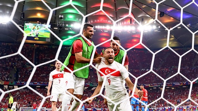 EUROCOPA DE 2024. PRIMEIRA FASE. TERCEIRA RODADA. GRUPO F. TURQUIA. REPÚBLICA TCHECA. CLASSIFICAÇÃO FINAL DO GRUPO F. PORTUGAL. PRIMEIRO COLOCADO. CLASSIFICADO. 6 PONTOS. 2 VITÓRIAS. +2 GOLS DE SALDO. TURQUIA. SEGUNDA COLOCADA. 6 PONTOS. 2 VITÓRIAS. 0, GOL DE SALDO. GEÓRGIA. TERCEIRA COLOCADA. 4 PONTOS. CLASSIFICADA. REPÚBLICA TCHECA. QUARTA CALOCADA. CLASSIFICADA. 1 PONTO. ELIMINADA. HAMBURGO. CIDADE DA ALEMANHA.