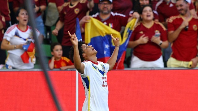 COPA AMÉRICA DE 2024. PRIMEIRA FASE. TERCEIRA RODADA. GRUPO B. VENEZUELA. JAMAICA. CLASSIFICAÇÃO FINAL DO GRUPO B. VENEZUELA. PRIMEIRO LUGAR. 9 PONTOS. CLASSIFICADA. EQUADOR. SEGUNDO LUGAR. 4 PONTOS. 1 VITÓRIA. +1 GOL DE SALDO. CLASSIFICADO. MÉXICO. ETCREIRO LUGAR. 4 PONTOS.1 VITÓRIA. 0 GOL DE SALDO. ELIMINADO. JAMAICA. QUARTO LUGAR. 0 PONTOS. ELIMINADA. CIDADE DOS ESTADOS UNIDOS. QUARTAS DE FINAL. QUINTA-FEIRA. 4 DE JULHO DE 2024. 22 HORAS. HORÁRIO DE BRASILIA. ARGENTINA. CONTRA. EQUADOR. HOUSTON. CIDADE DOS ESTADOS UNIDOS. SEXTA-FEIRA. 5 DE JULHO DE 2024. 22 HORAS. HORÁRIO DE BRASILIA. VENEZUELA. CONTRA. CANADÁ. DALLAS. CIDADE DOS ESTADOS UNIDOS.