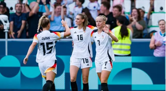 JOGOS OLÍMPICOS. PARIS 2024. FRANÇA. FUTEBOL FEMININO. PRIMEIRA FASE. TERCEIRA RODADA. GRUPO B. ESTADOS UNIDOS. PRIMEIRO COLOCADO. 9 PONTOS. CLASSIFICADO. ALEMANHA. SEGUNDA COLOCADA. 6 PONTOS. CLASSIFICADA. AUSTRÁLIA. TERCEIRA COLOCADA. 3 PONTOS. ZÂMBIA. QUARTA COLOCADA. 0 PONTO. ELIMINADA.