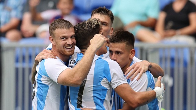 JOGOS OLÍMPICOS DE PARIS. FRANÇA. 2024. PRIMEIRA FASE. TERCEIRA RODADA. CLASSIFICAÇÃO FINAL. GRUPO B. MARROCOS. 6 PONTOS. PRIMEIRO COLOCADO. 6 GOLS PRÓ. 3 GOLS CONTRA. +3 GOLS DE SALDO. CLASSIFICADO. ARGENTINA. 6 PONTOS. SEGUNDO COLOCADO. 6 GOLS PRÓ. 3 GOLS CONTRA. +3 GOLS DE SALDO. CLASSIFICADA. CONFRONTO DIRETO MELHOR PARA MARROCOS. UCRÂNIA. 3 PONTOS. TERCEIRO COLOCADO. ELIMINADO. 3 PONTOS. -2 GOLS DE SALDO. IRAQUE. QUARTO COLOCADO. 3 PONTOS. -4 GOLS DE SALDO. ELIMINADA.