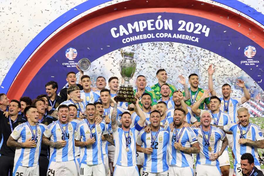 COPA AMÉRICA DE 2024. FINAL. JOGO ÚNICO. PARTIDA ÚNICA. ARGENTINA. CAMPEÃ. BICAMPEÃ. DEZESSEIS VEZES CAMPEÃ. HEXADECACAMPEÃO. COLÔMBIA. VICE-CAMPEÃ. MIAMI. CIDADE DOS ESTADOS UNIDOS.