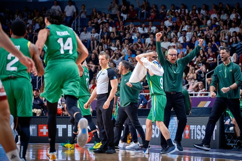 BASQUETE MASCULINO. FINAL. BRASIL. CLASSIFICADO PARA OS JOGOS OLÍMPICOS DE 2024. LETÔNIA. ELIMINADA.