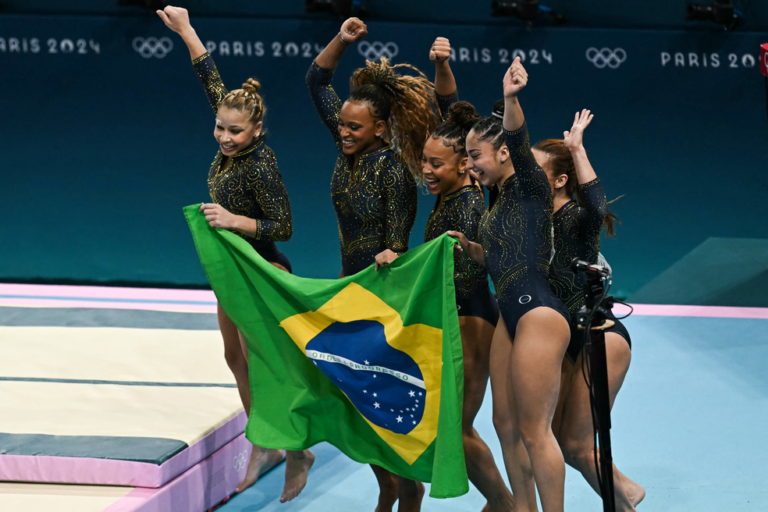 GINÁSTICA POR EQUIPE. MEDALHA DE BRONZE. REBECA ANDRADE. JADE BARBOSA. FLÁVIA SARAIVA. JÚLIA SOARES. LORRAINE OLIVEIRA.