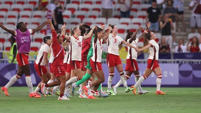 JOGOS OLÍMPICOS DE 2024. PARIS. FRANÇA. FUTEBOL FEMININO. GRUPO A. FRANÇA. CLASSIFICADO. PRIMEIRA COLOCADA. 6 PONTOS. CANADÁ. SEGUNDO COLOCADO. 3 PONTOS. CLASSIFICADO. 3 VITÓRIAS.+3 GOLS DE SALDO. COLÔMBIA. TERCEIRO COLOCADO. CLASSIFICADO. 1 VITÓRIA. 0 GOL DE SALDO. NOVA ZELÂNDIA. 0 PONTO. QUARTA COLOCADA. ELIMINADA.