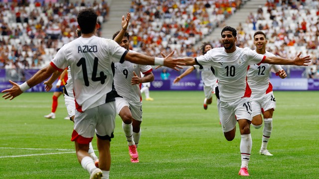 JOGOS OLÍMPICOS DE 2024. FRANÇA. PARIS. FUTEBOL MASCULINO. PRIMEIRA FASE. TERCEIRA RODADA. EGITO. PRIMEIRO COLOCADO. 7 PONTOS CLASSIFICADO. ESPANHA. SEGUNDO COLOCADO. 6 PONTOS. CLASSIFICADO. REPÚBLICA DOMINICANA. 2 PONTOS. ELIMINADO. TERCEIRO COLOCADO. ELIMINADO. UZBEQUISTÃO. QUARTO COLOCADO. 1 PONTO. ELIMINADO.