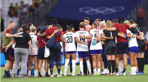 JOGOS OLÍMPICOS. PARIS 2024. FRANÇA. FUTEBOL FEMININO. PRIMEIRA FASE. TERCEIRA RODADA. GRUPO B. ESTADOS UNIDOS. PRIMEIRO COLOCADO. 9 PONTOS. CLASSIFICADO. ALEMANHA. SEGUNDA COLOCADA. 6 PONTOS. CLASSIFICADA. AUSTRÁLIA. TERCEIRA COLOCADA. 3 PONTOS. ZÂMBIA. QUARTA COLOCADA. 0 PONTO. ELIMINADA.