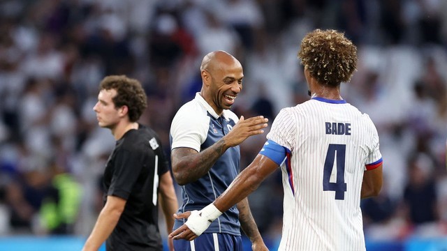 JOGOS OLÍMPICOS DE 2024. PARIS. FRANÇA. FUTEBOL MASCULINO. PRIMEIRA FASE. TERCEIRA RODADA. GRUPO A. FRANÇA. PRIMEIRO COLOCADO. 9 PONTOS. CLASSIFICADO. ESTADOS UNIDOS. SEGUNDO COLOCADO. 6 PONTOS. CLASSIFICADO. NOVA ZELÂNDIA. 3 PONTOS. TERCEIRO COLOCADO. ELIMINADO. GUINÉ. QUARTO COLOCADO. 0 PONTO. ELIMINADO.