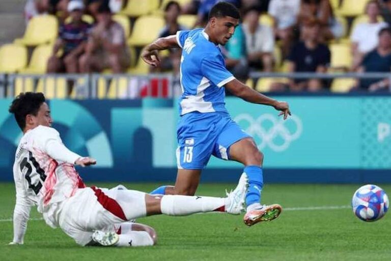 JOGOS OLÍMPICOS DE PARIS. FRANÇA. 2024. FUTEBOL MASUCLINO. PRIMEIRA FASE. TERCEIRA RODADA. GRUPO D. JAPÃO. PRIMEIRO COLOCADO. 9 PONTOS. CLASSIFICADO. PARAGUAI. SEGUNDO COLOCADO. CLASSIFICADO. 6 PONTOS. MALI. TERCEIRO COLOCADO. 1 PONTO. ELIMINADO. 1 PONTO. -2 GOLS DE SALDO. ISRAEL. QUARTO COLOCADO. 1 PONTO. ELIMINADO. 1 PONTO. -3 GOLS DE SALDO.